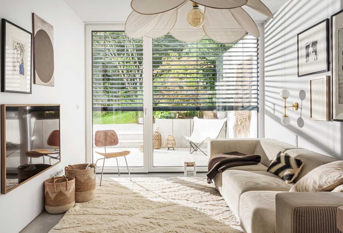 Dunkle Außenjalousie Außenjalousie am Fenster als Sonnenschutz