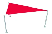 Rotes Sonnensegel dreieckig gespannt auf silbernen Stangen
